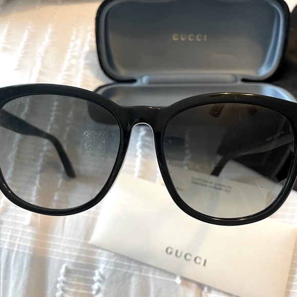 Black GUCCI sunglasses